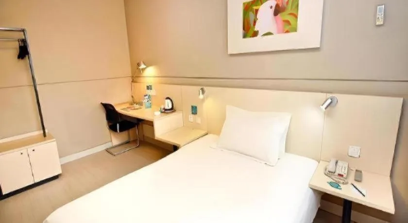 Bed in Jinjiang Inn Jinan Shimao Kuanhouli Quancheng Road