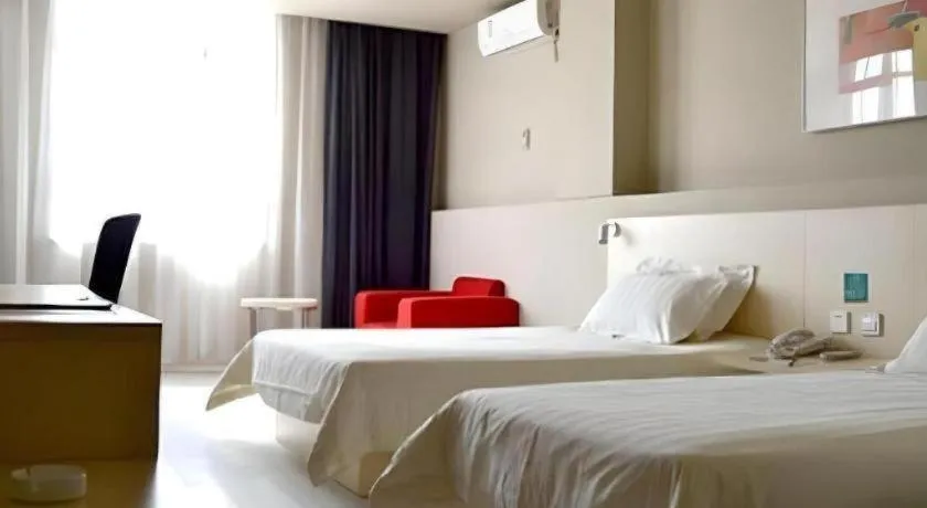 Bed in Jinjiang Inn Jinan Shimao Kuanhouli Quancheng Road