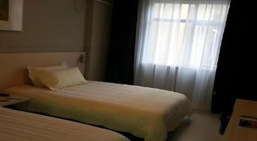 Bed in Jinjiang Inn Jinan Shimao Kuanhouli Quancheng Road