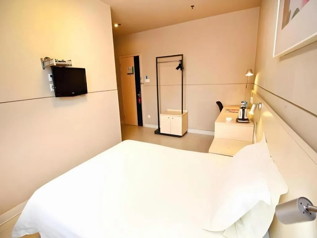 Bed in Jinjiang Inn Jinan Shimao Kuanhouli Quancheng Road