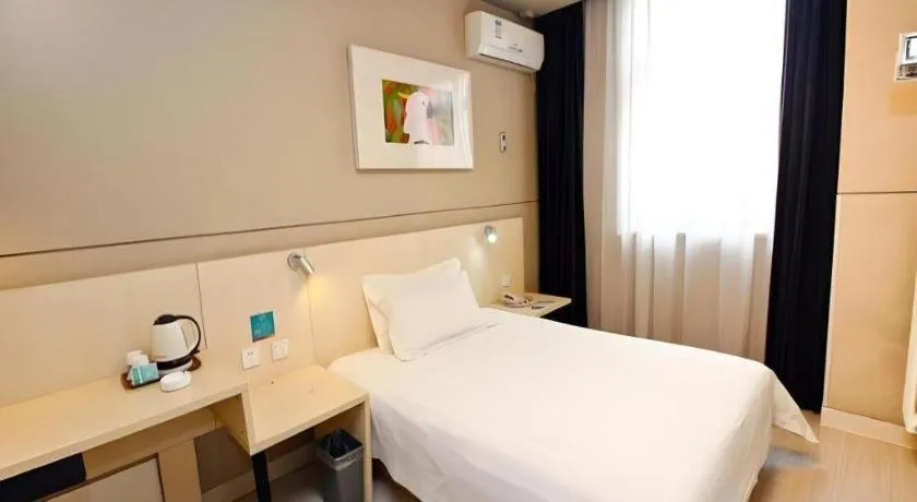 Bed in Jinjiang Inn Jinan Shimao Kuanhouli Quancheng Road