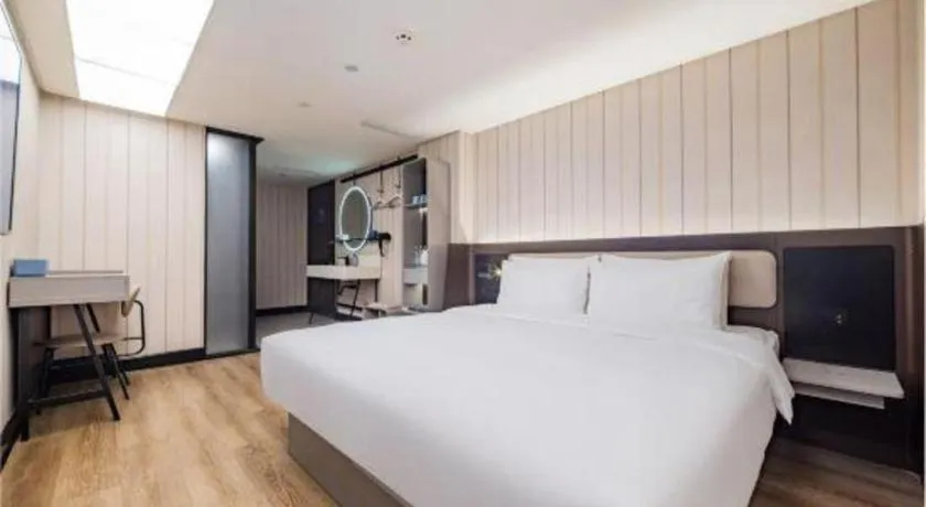 Bed in Ibis Chengdu Yongfeng Hotel