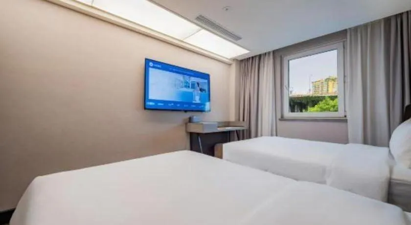 Bed in Ibis Chengdu Yongfeng Hotel