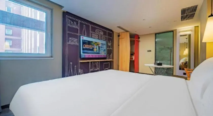 Bed in Ibis Chengdu Yongfeng Hotel