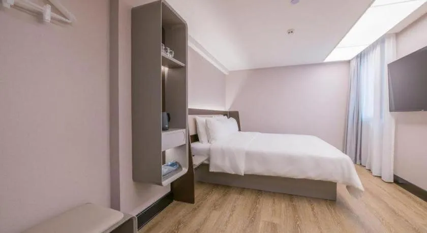 Bed in Ibis Chengdu Yongfeng Hotel