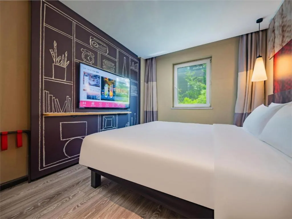 Bed in Ibis Chengdu Yongfeng Hotel