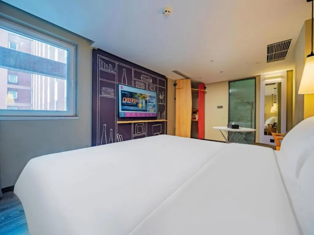 Bed in Ibis Chengdu Yongfeng Hotel