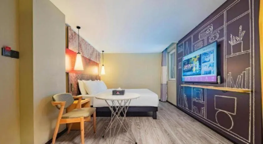 Bed in Ibis Chengdu Yongfeng Hotel