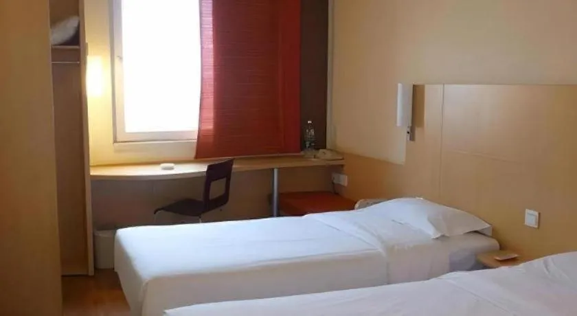 Bed in Ibis Chengdu Kehua Hotel