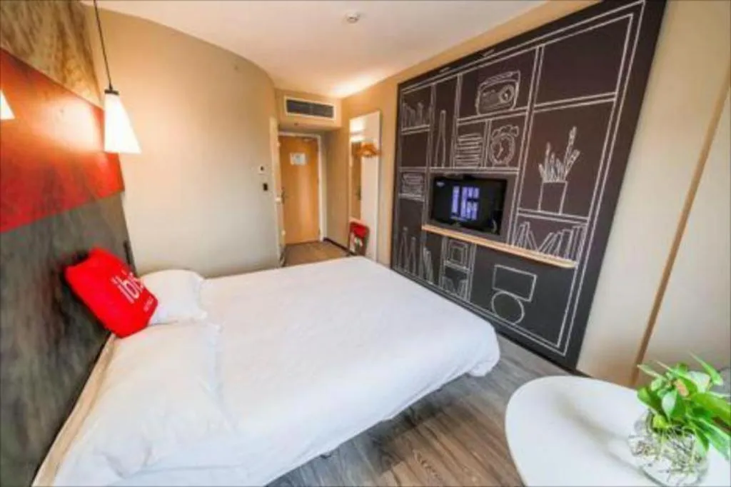 Bed in Ibis Chengdu Kehua Hotel