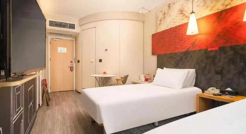 Bed in Ibis Chengdu Kehua Hotel