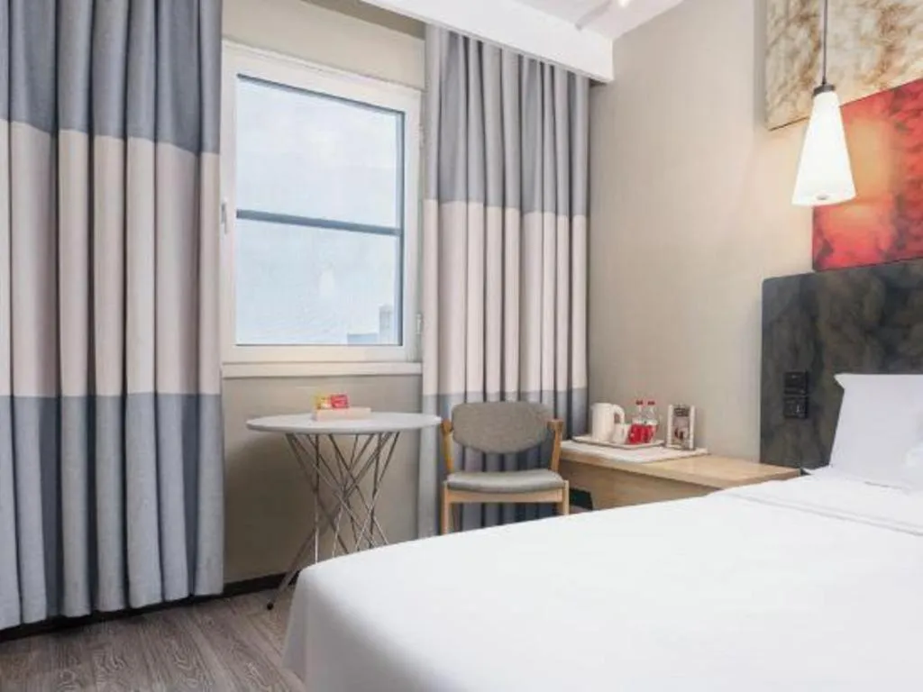 Bed in Ibis Chengdu Kehua Hotel