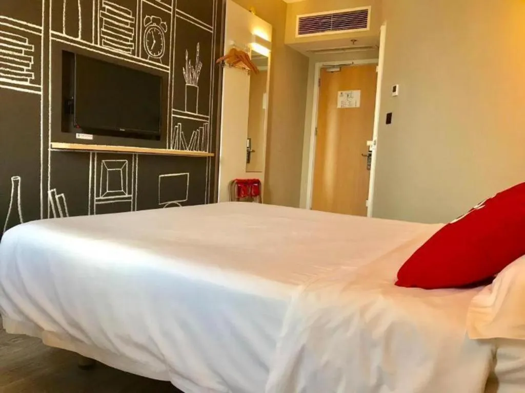Bed in Ibis Chengdu Kehua Hotel
