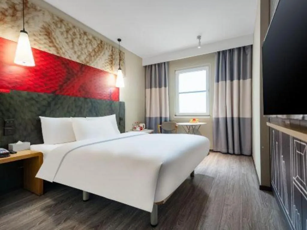 Bed in Ibis Chengdu Kehua Hotel