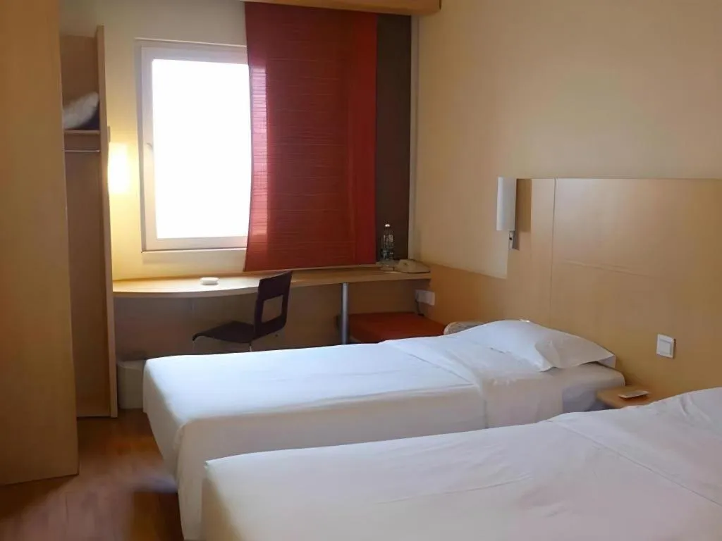 Bed in Ibis Chengdu Kehua Hotel