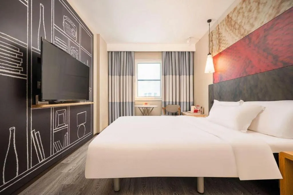 Bed in Ibis Chengdu Kehua Hotel