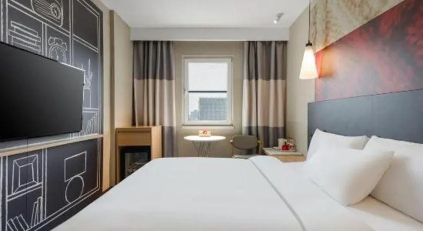 Bed in Ibis Chengdu Kehua Hotel