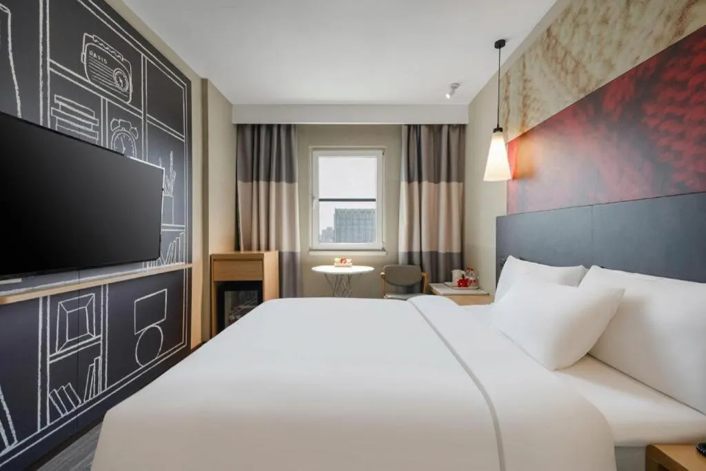 Bed in Ibis Chengdu Kehua Hotel