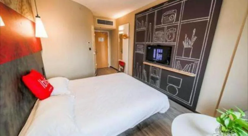 Bed in Ibis Chengdu Kehua Hotel