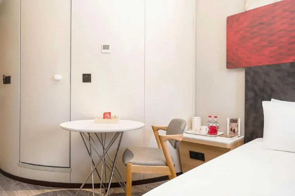 Bed in Ibis Chengdu Kehua Hotel