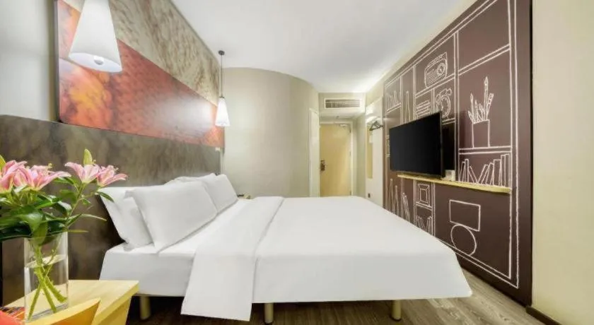 Bed in Ibis Chengdu Kehua Hotel