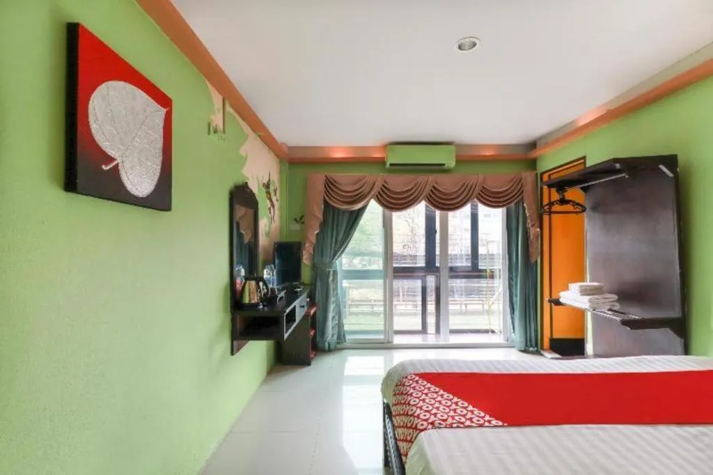 Bed in OYO 768 First Station Hotel