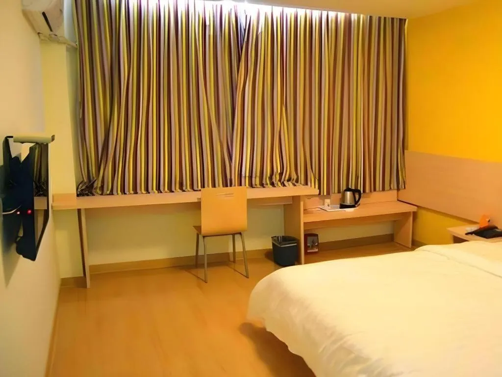 Bed in 7 Days Inn Zhenjiang Jiangsu University