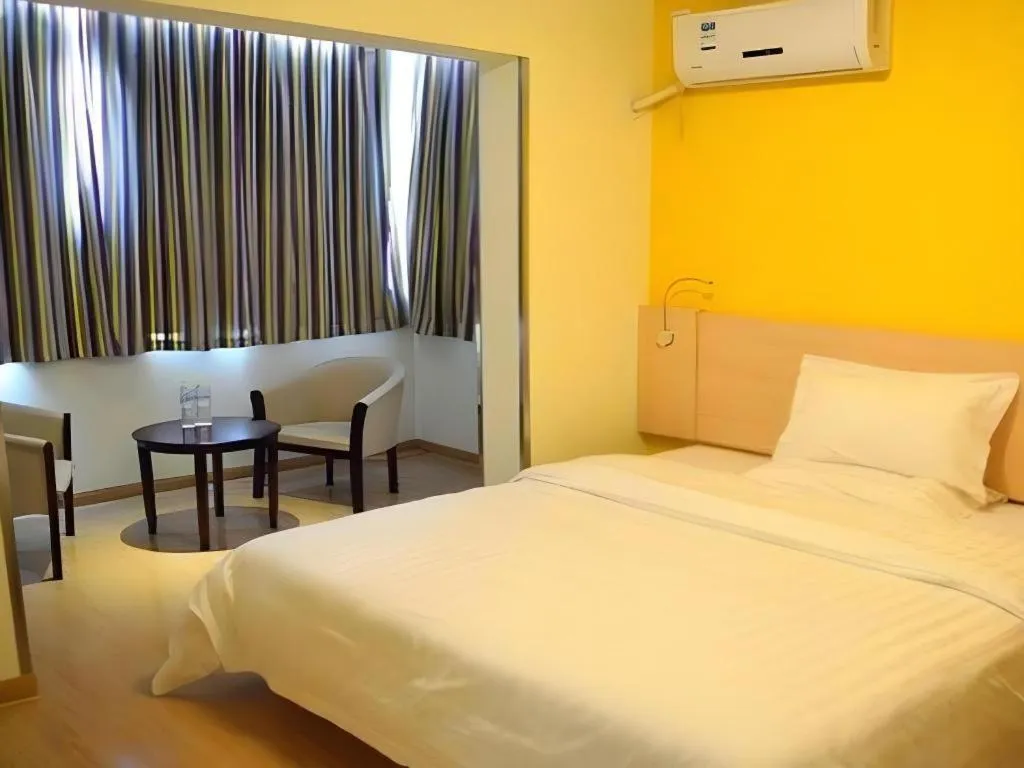 Bed in 7 Days Inn Zhenjiang Jiangsu University