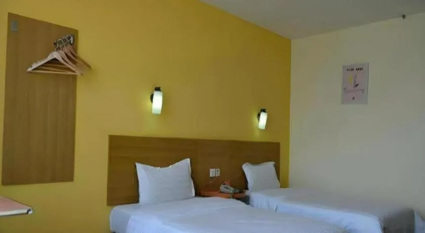 Bed in 7 Days Inn Wuhan University of Technology Mafangshan Metro Station