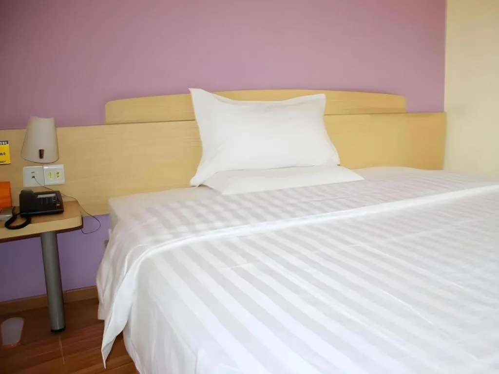 Bed in 7 Days Inn Wuhan University of Technology Mafangshan Metro Station