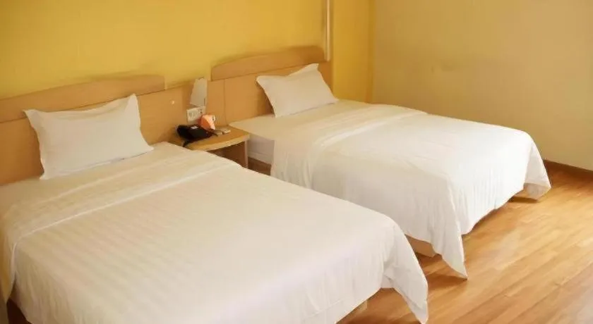 Bed in 7 Days Inn Wuhan University of Technology Mafangshan Metro Station