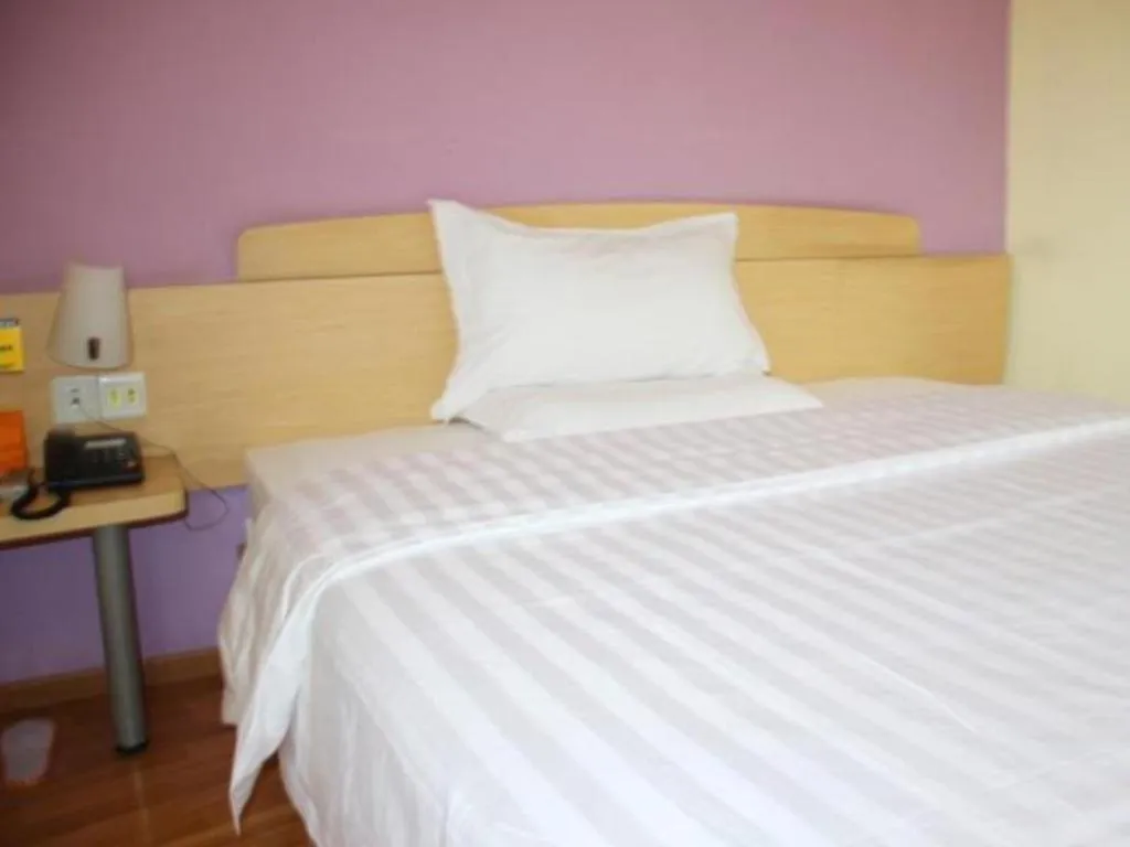 Bed in 7 Days Inn Wuhan University of Technology Mafangshan Metro Station