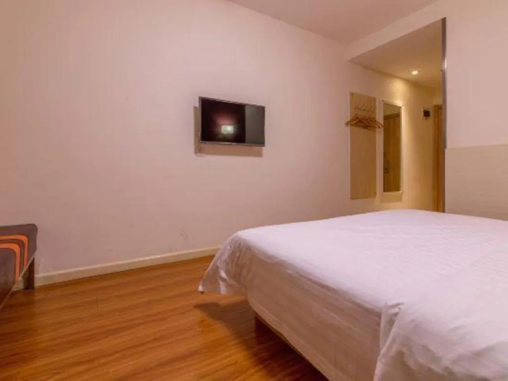 Bed in 7 Days Inn Tianjin Changhong Park Metro Station