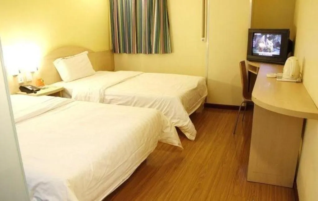 Bed in 7 Days Inn Tianjin Changhong Park Metro Station