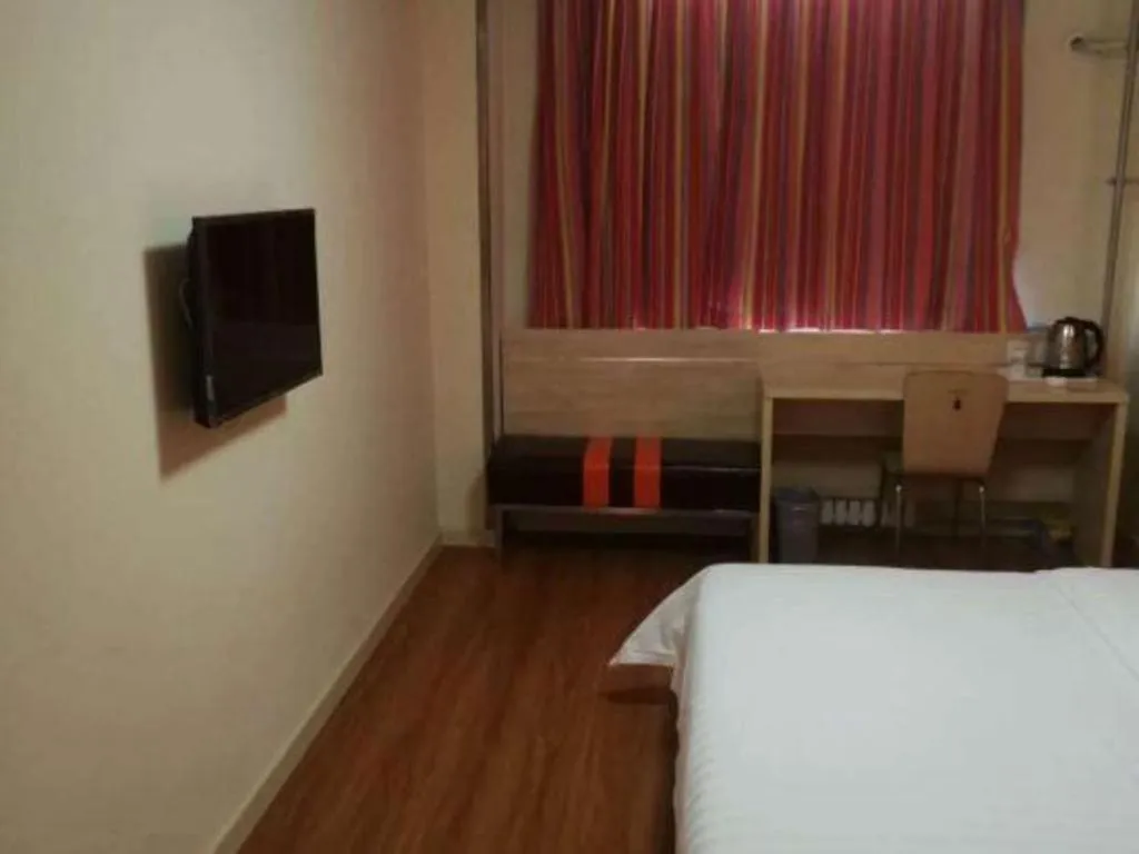 Bed in 7 Days Inn Tianjin Changhong Park Metro Station