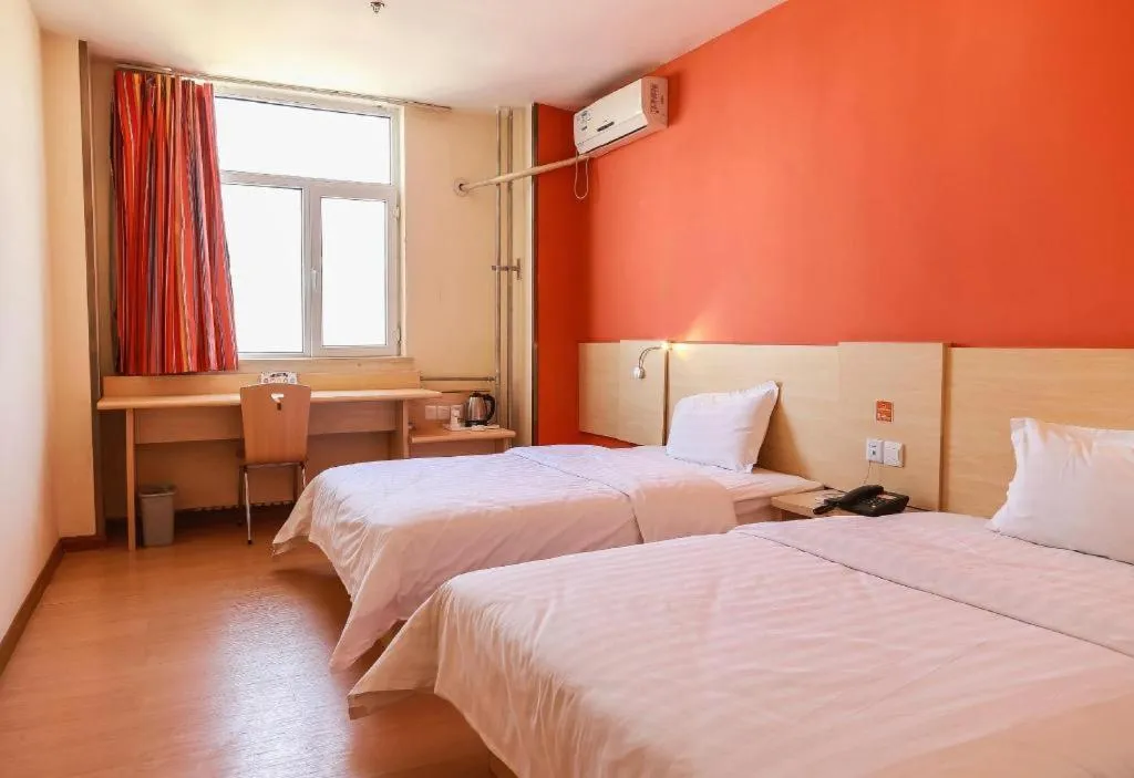 Bed in 7 Days Inn Tianjin Changhong Park Metro Station