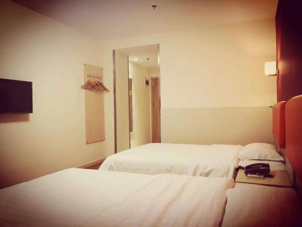 Bed in 7 Days Inn Tianjin Changhong Park Metro Station