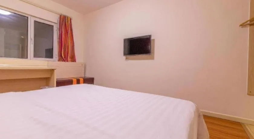 Bed in 7 Days Inn Tianjin Changhong Park Metro Station