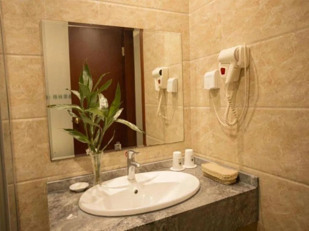 GreenTree Inn Anhui Fuyang Funan East Huaihe Road Express Hotel