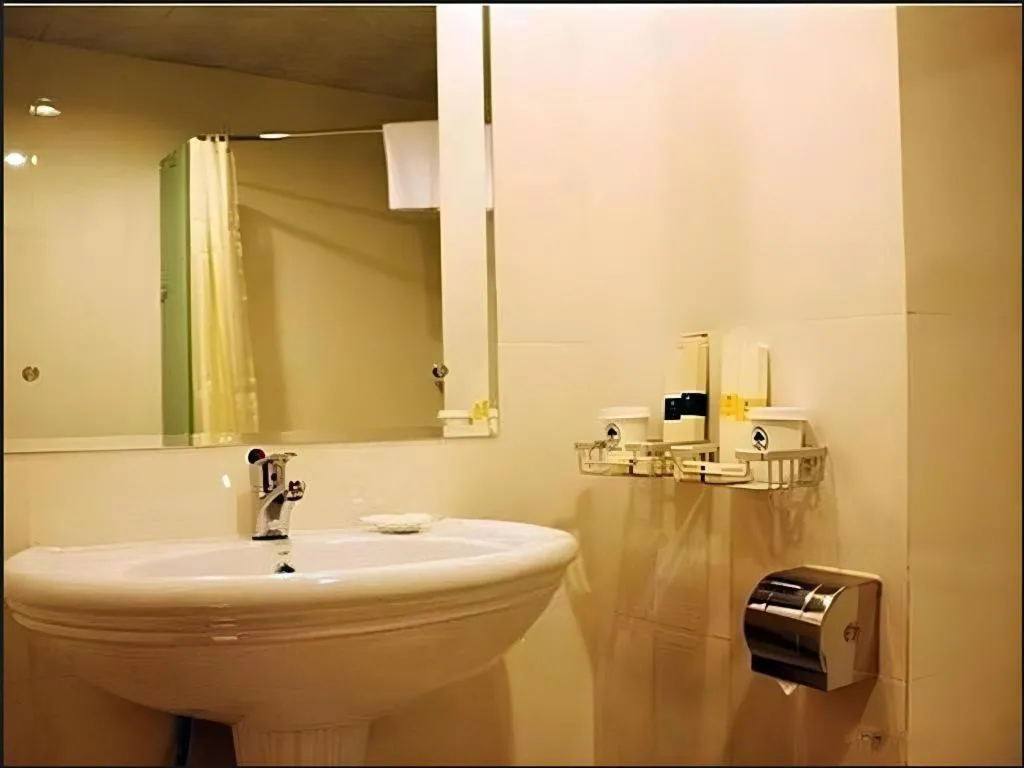 GreenTree Inn Anhui Fuyang Funan East Huaihe Road Express Hotel