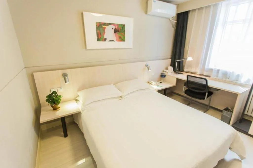 Bed in Jinjiang Inn Hohhot Dazhao Hospital Metro Station