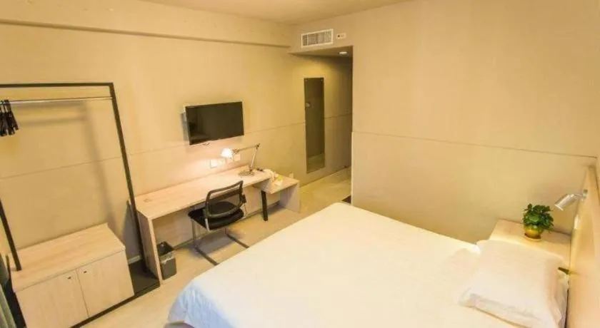 Bed in Jinjiang Inn Hohhot Dazhao Hospital Metro Station