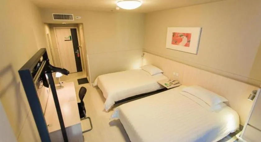 Bed in Jinjiang Inn Hohhot Dazhao Hospital Metro Station