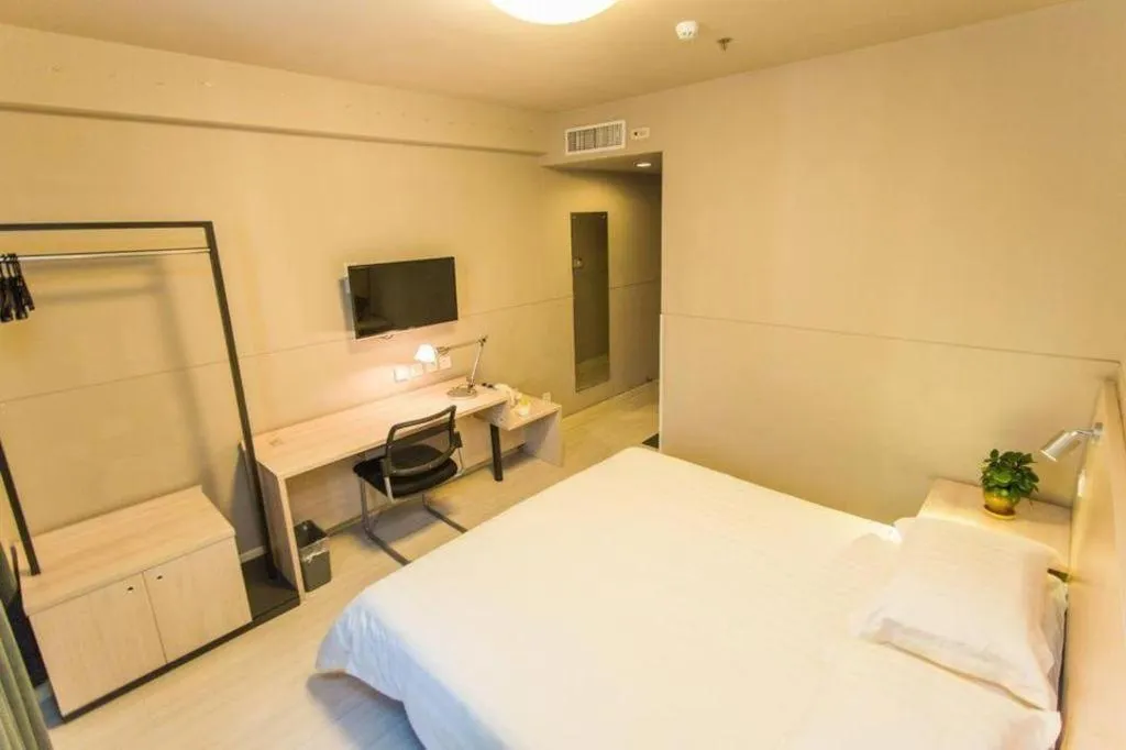 Bed in Jinjiang Inn Hohhot Dazhao Hospital Metro Station