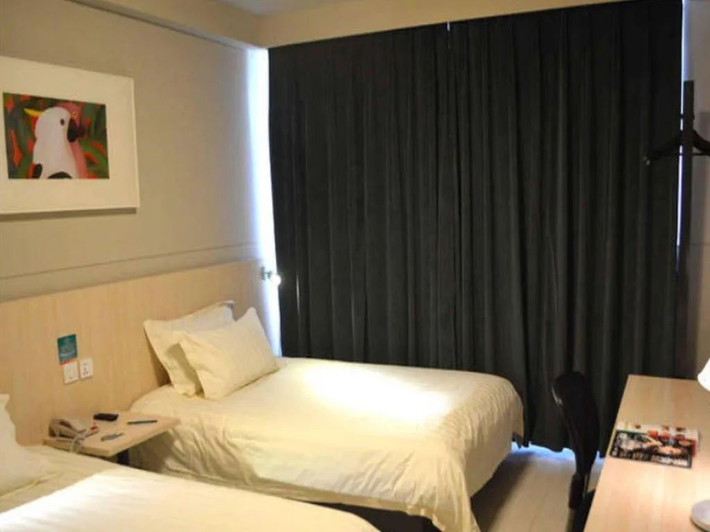 Bed in Jinjiang Inn Hohhot Dazhao Hospital Metro Station