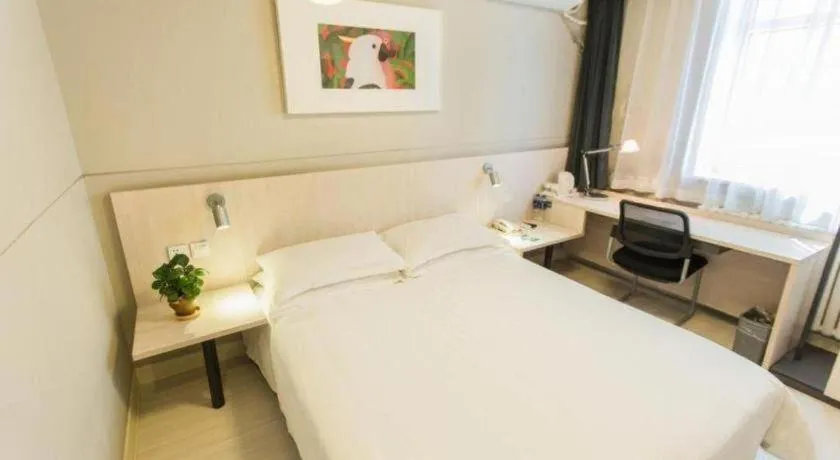 Bed in Jinjiang Inn Hohhot Dazhao Hospital Metro Station