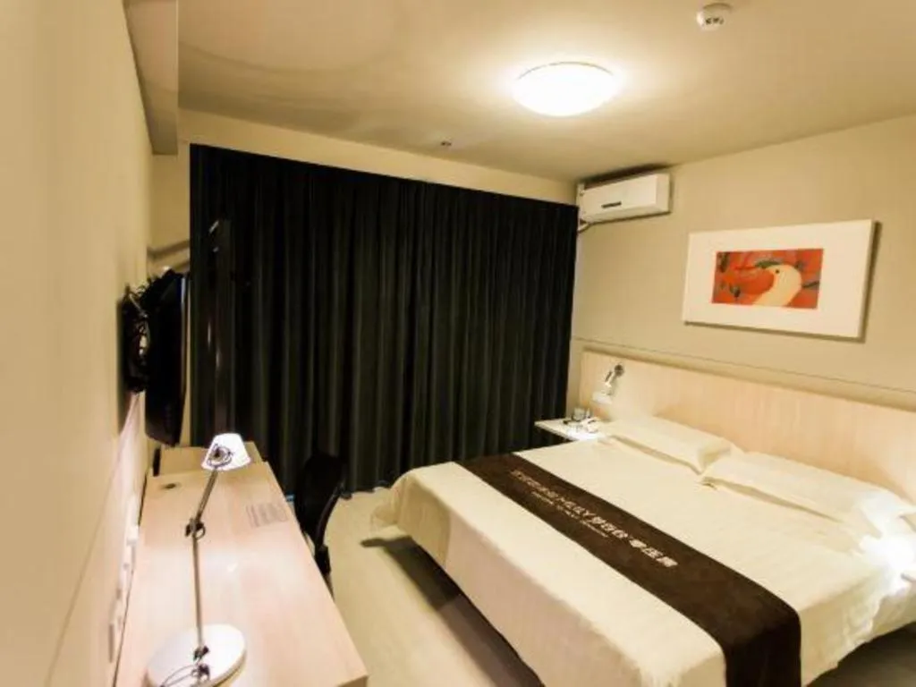 Bed in Jinjiang Inn Hohhot Dazhao Hospital Metro Station