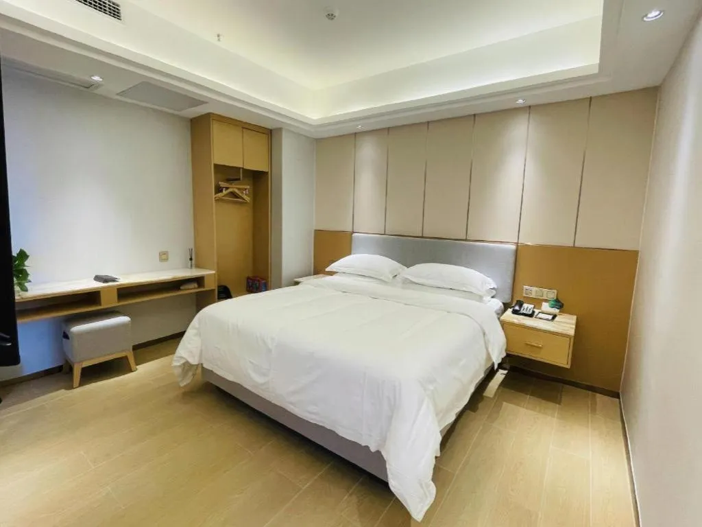 Bed in Guangzhou Rongjin hotel