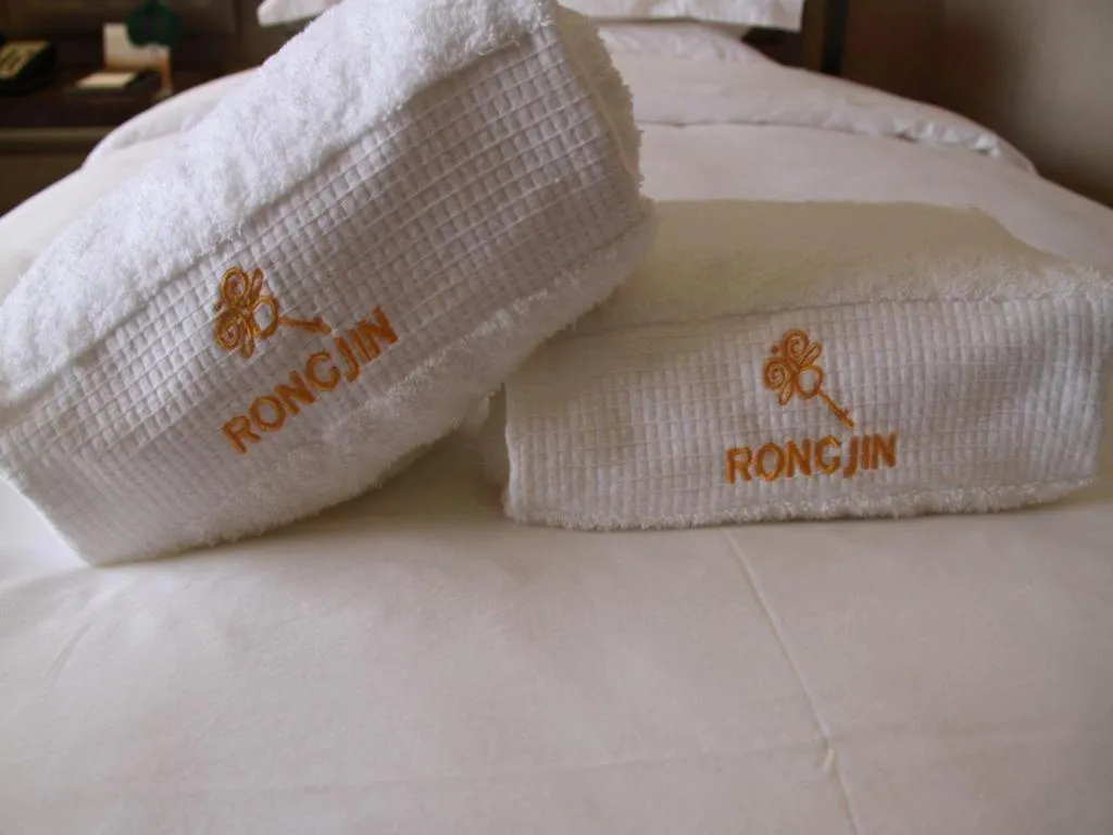 Bed in Guangzhou Rongjin hotel