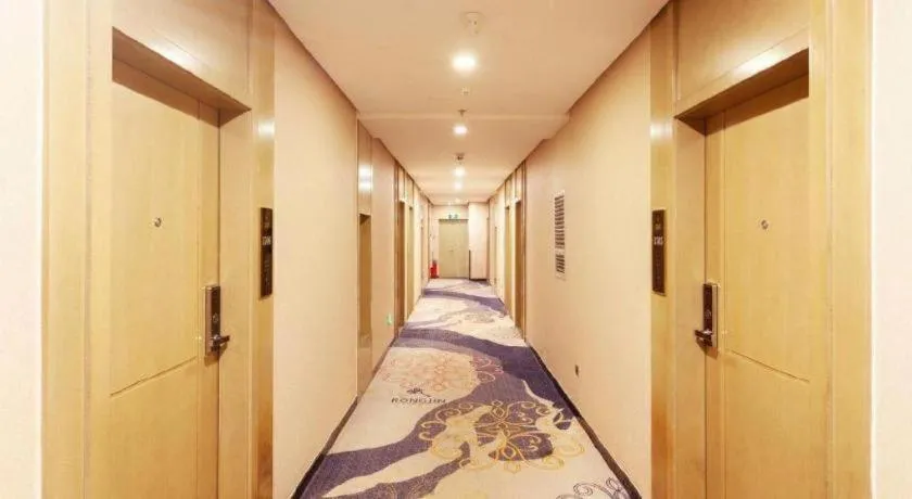 Bed in Guangzhou Rongjin hotel